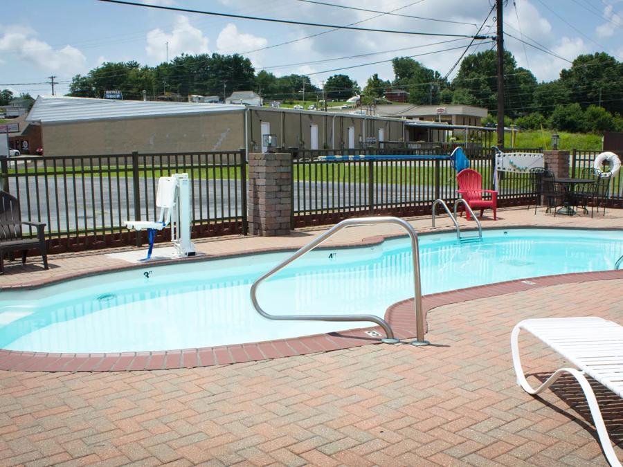 Red Roof Inn Somerset, KY Outdoor Swimming Pool Image 
