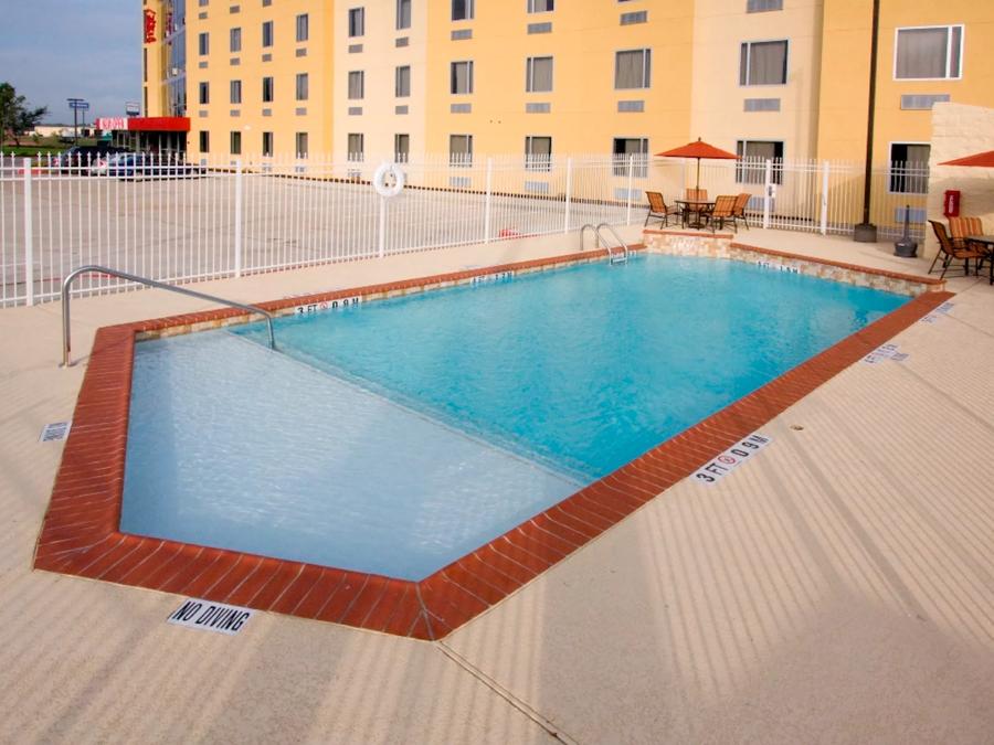 Red Roof Inn & Suites Beaumont Pool Image