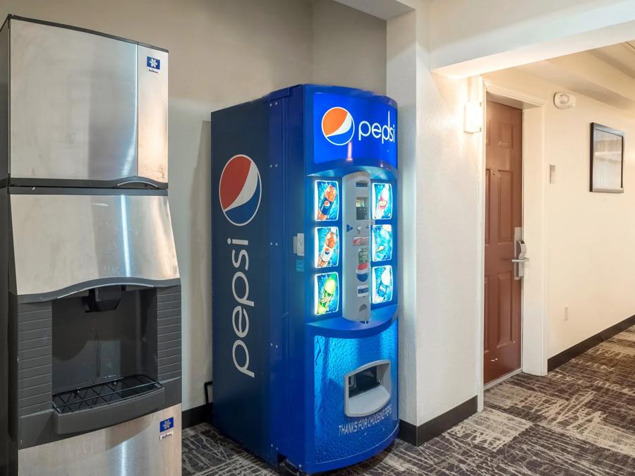 Red Roof Inn Glens Falls - Lake George Vending Image