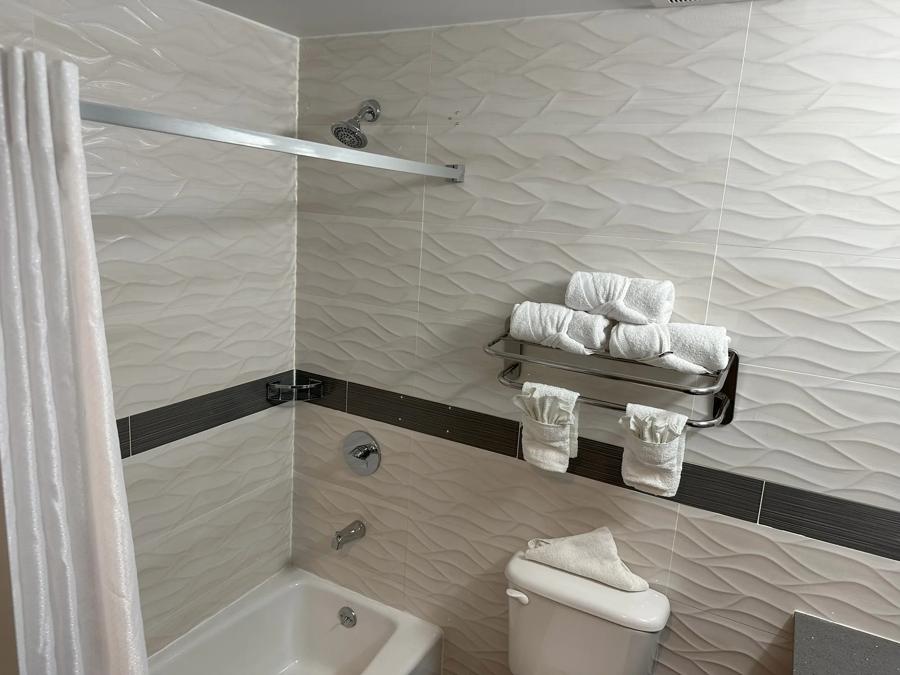 Red Roof PLUS+ Brooklyn - Flatbush Ave Bathroom