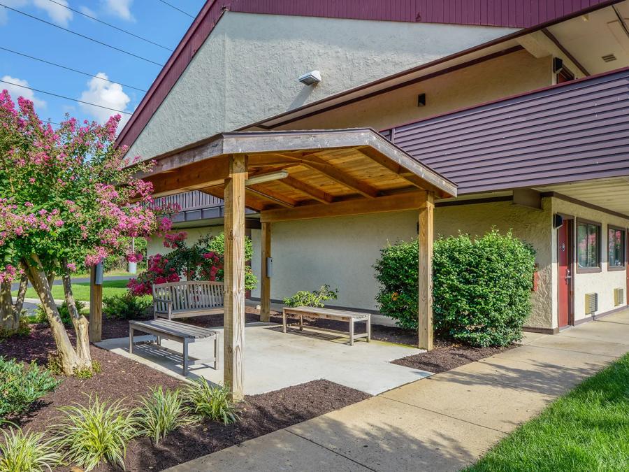 Red Roof Inn Richmond South Outdoor Sitting Area Image