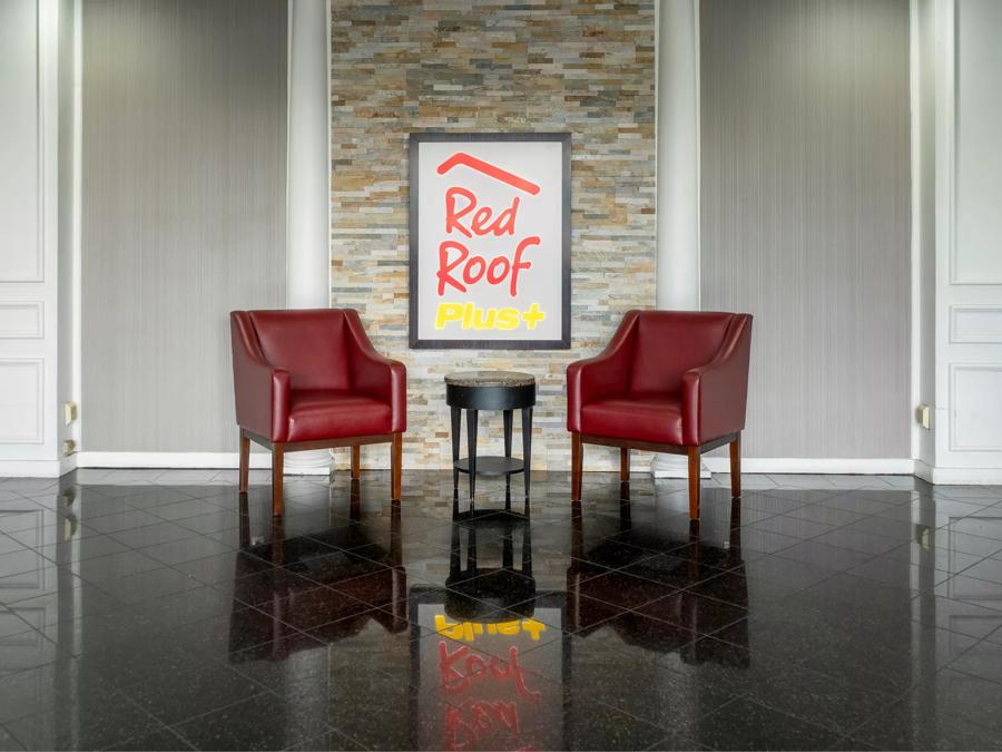 Red Roof PLUS+ Newark – Carteret Lobby Image