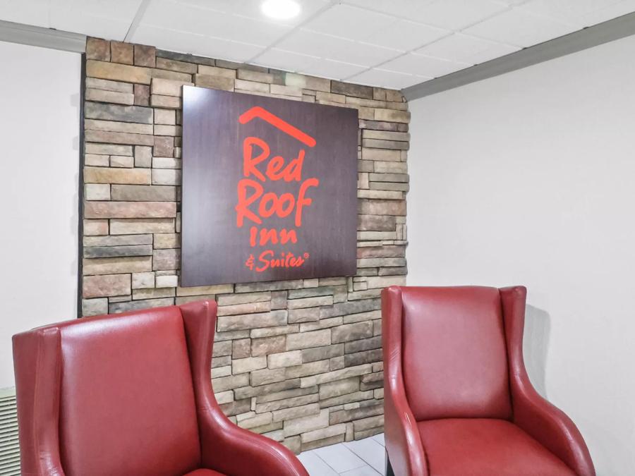 Red Roof Inn & Suites Fayetteville - Fort Bragg Front Desk and Lobby Image