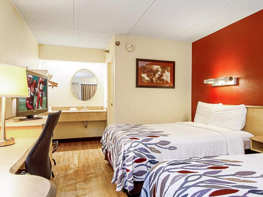 Red Roof Inn Charleston - Kanawha City, WV Deluxe 2 Full Beds Smoke Free Image