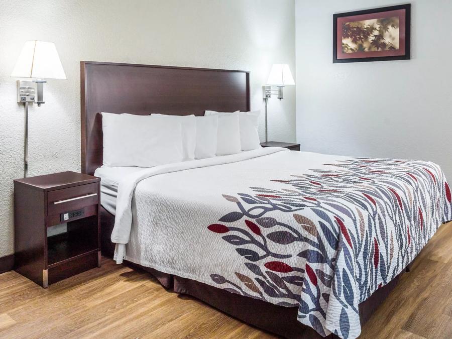 Red Roof Inn Spartanburg – I-26 Deluxe King Smoke Free Single King Room Image