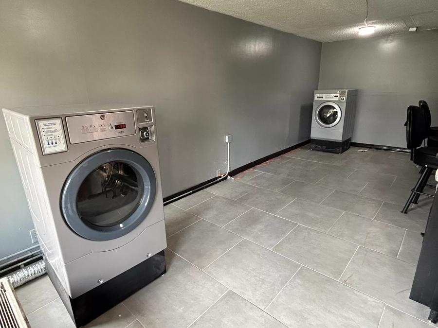  HomeTowne Studios Montgomery - Midtown Laundry Image