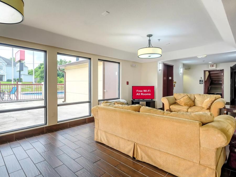 Red Roof Inn & Suites Mobile SW -  I-10 Lobby Sitting Area Room Image