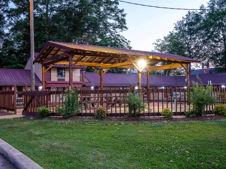 Red Roof Inn Starkville - University Single Outdoor Picnic Area Image