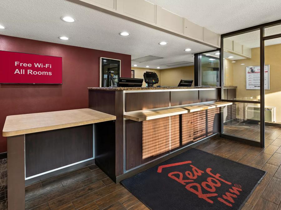 Red Roof Inn Cleveland - Independence Front Desk and Lobby