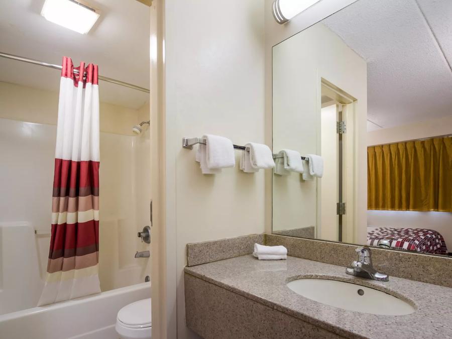 Red Roof Inn Shelbyville  Deluxe 2 Full Beds Non-Smoking Bathroom Image