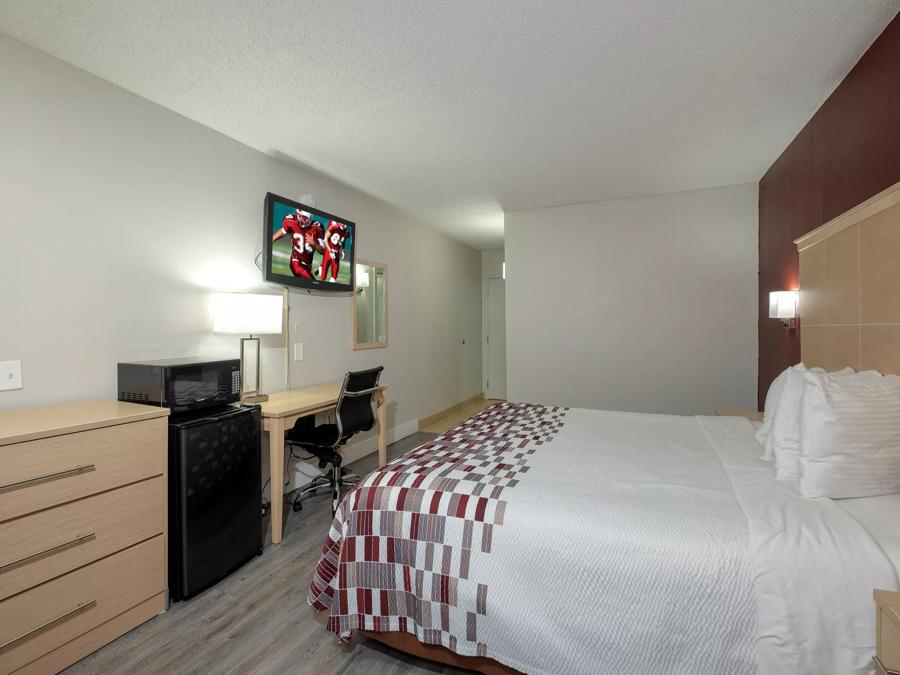 Red Roof Inn Raleigh North-Crabtree Mall/Lenovo Center Deluxe King Smoke Free Image