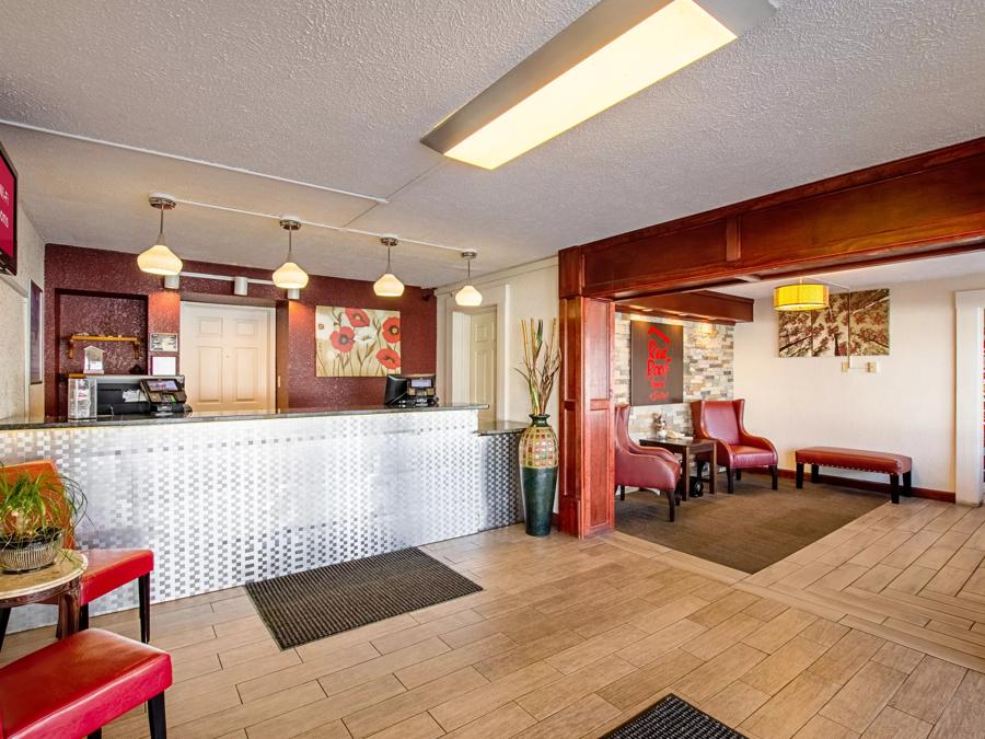 Red Roof Inn Battle Creek Front Desk and Lobby Image