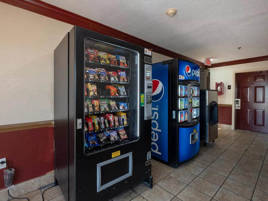 Red Roof Inn & Suites Pensacola - NAS Corry Vending Image