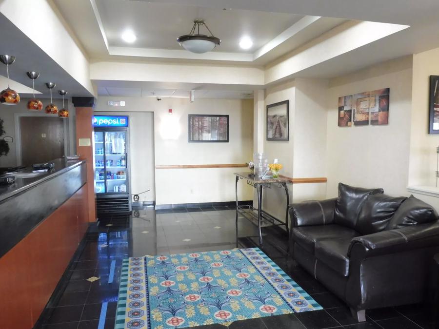 Red Roof Inn & Suites Galloway Lobby Image