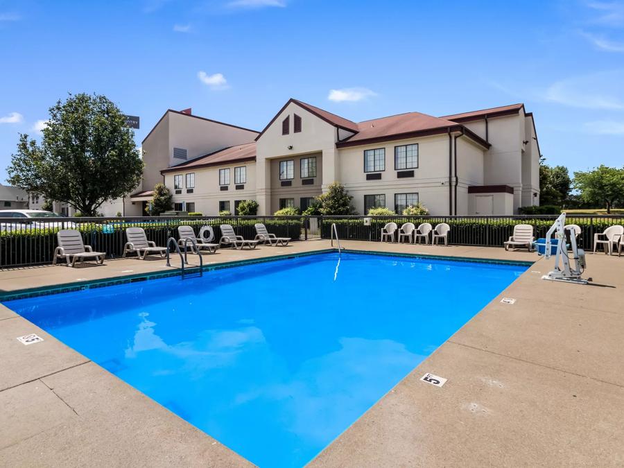 Red Roof Inn Murfreesboro Pool Image