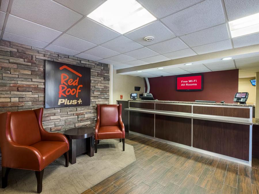 Red Roof PLUS+ Boston - Woburn/Burlington Front Desk and Lobby Sitting Area