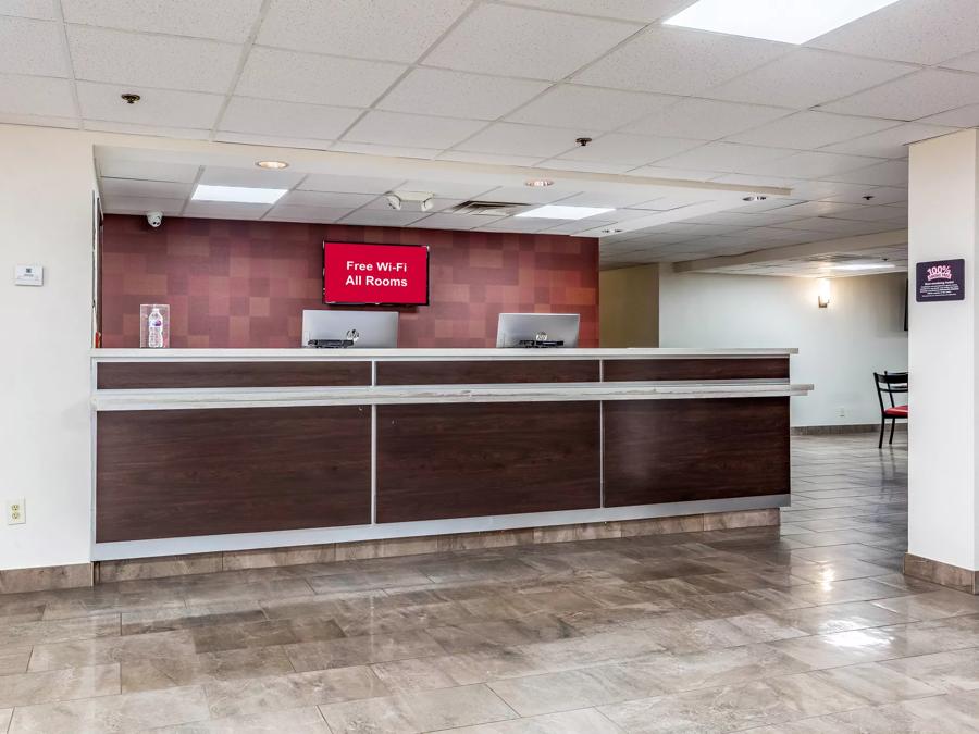 Red Roof PLUS+ & Suites Houston - IAH Airport SW Front Desk Image