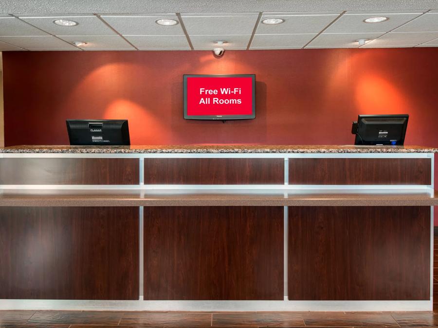 Red Roof PLUS+ Chicago - Naperville front desk image