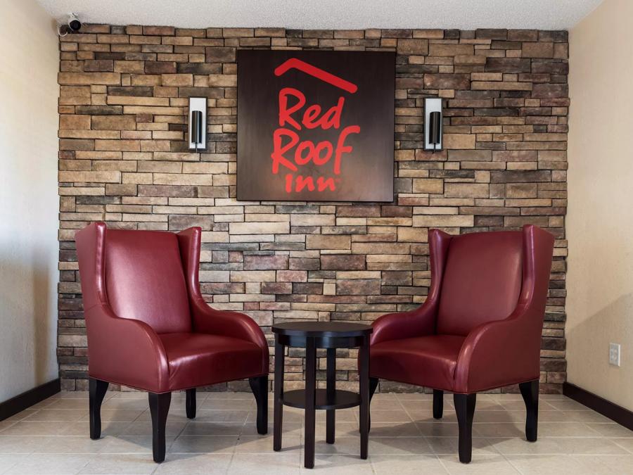 Red Roof Inn Anderson, IN Lobby Sitting Area Image