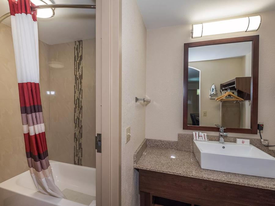 Suite King with Jetted Tub Non-Smoking Bathroom Image