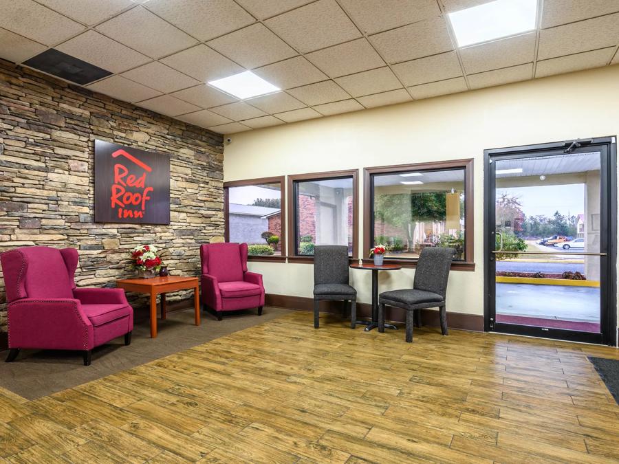 Red Roof Inn Sylacauga Lobby and Sitting Area Image