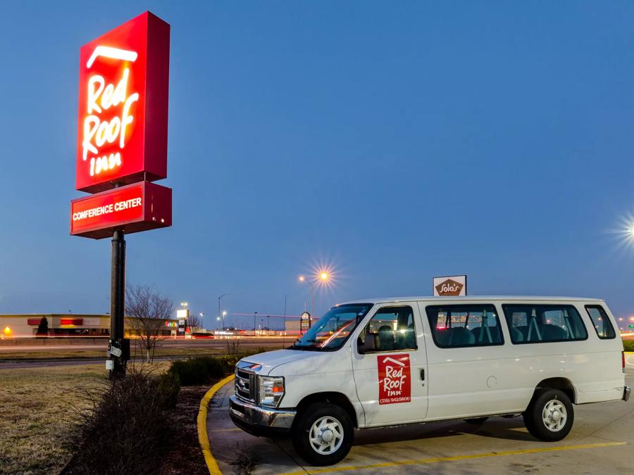 Red Roof Inn & Conference Center Wichita Airport Shuttle Image
