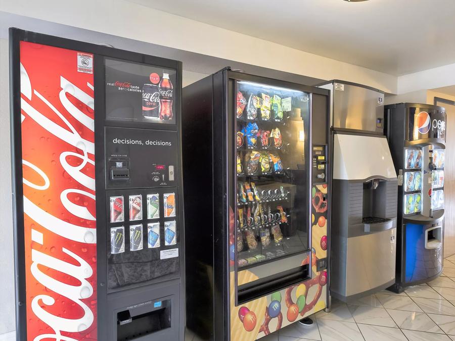 Red Roof Inn Hartford - Vernon Vending Image