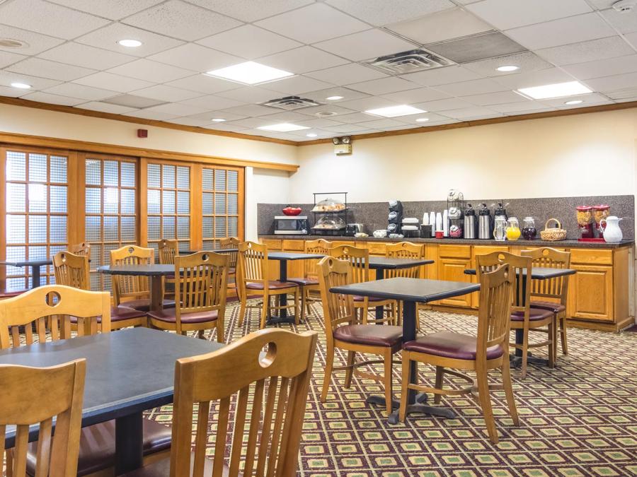 Red Roof Inn Ashtabula - Austinburg Breakfast Area Image