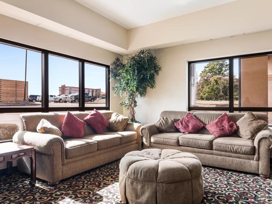Red Roof Inn Texarkana Lobby Sitting Area Image