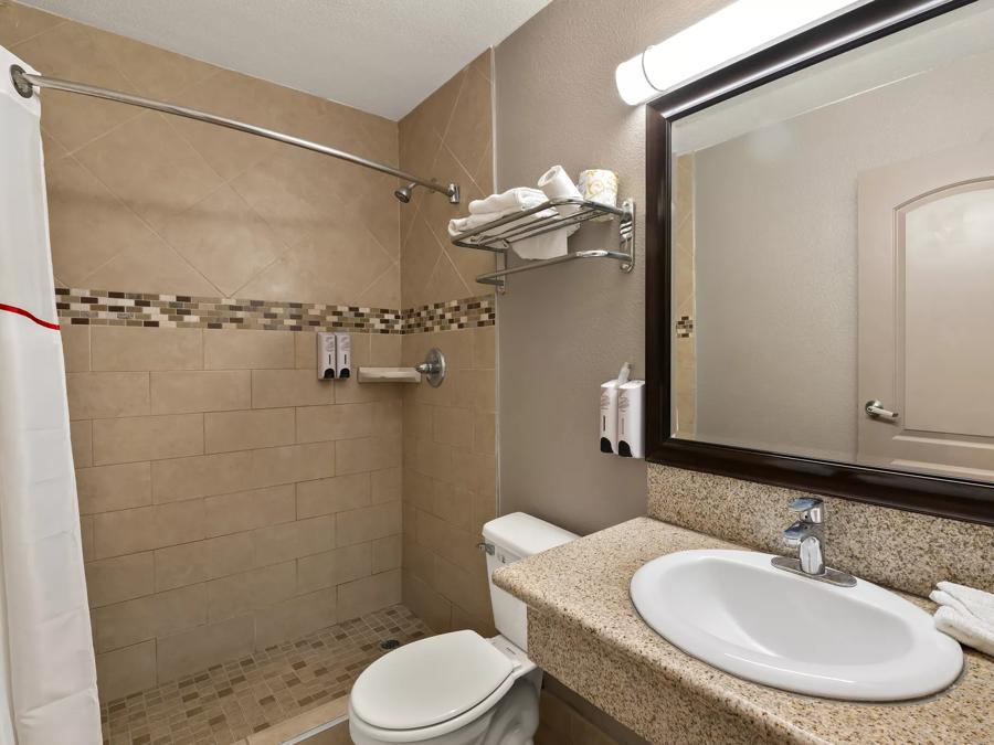 Red Roof Inn Los Angeles – Bellflower Superior King Non-Smoking Bathroom Image