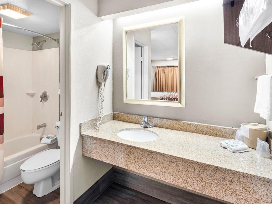 Red Roof Inn Indianapolis North - College Park Deluxe 2 Full Bathroom Image