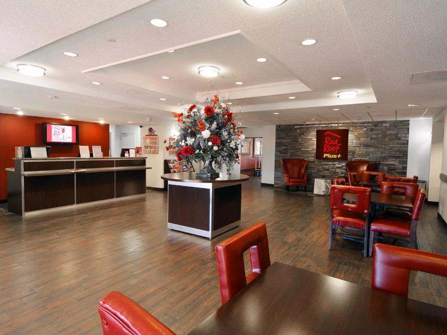 Red Roof PLUS+ San Antonio Downtown - Riverwalk Front Desk and Lobby Image