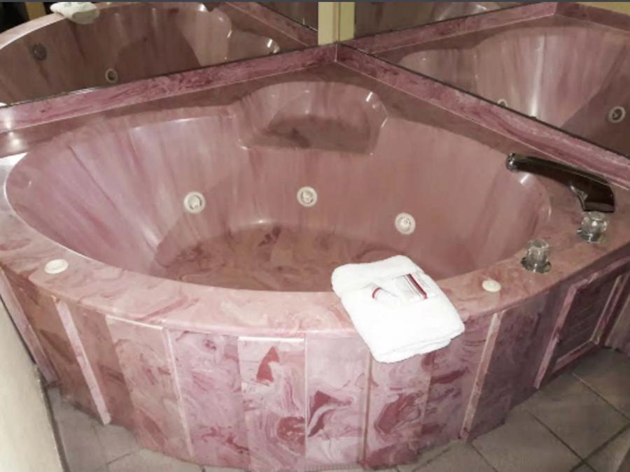 Red Roof Inn Clarksville Jetted Tub 