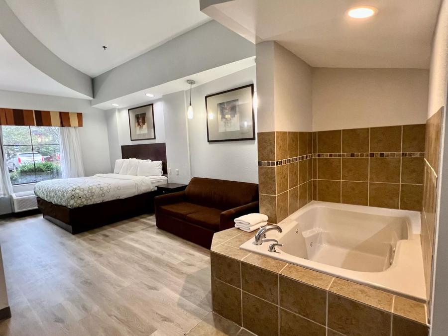 HomeTowne Studios & Suites Washington Studio 1 King Larger Jetted Tub amenities Image