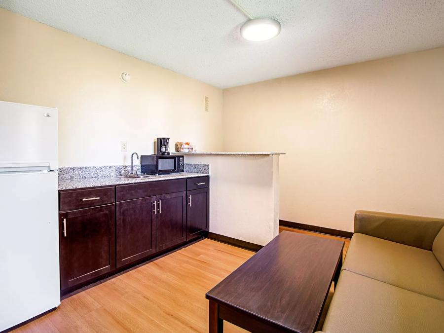 Red Roof Inn & Suites Greenwood, SC Kitchenette Image