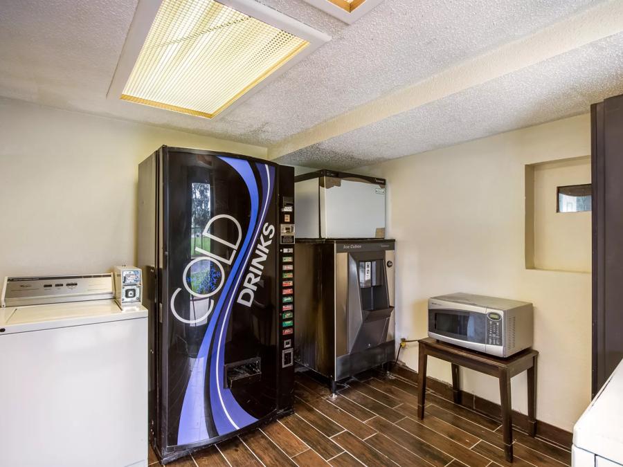 Red Roof Inn Saginaw - Frankenmuth Vending Image