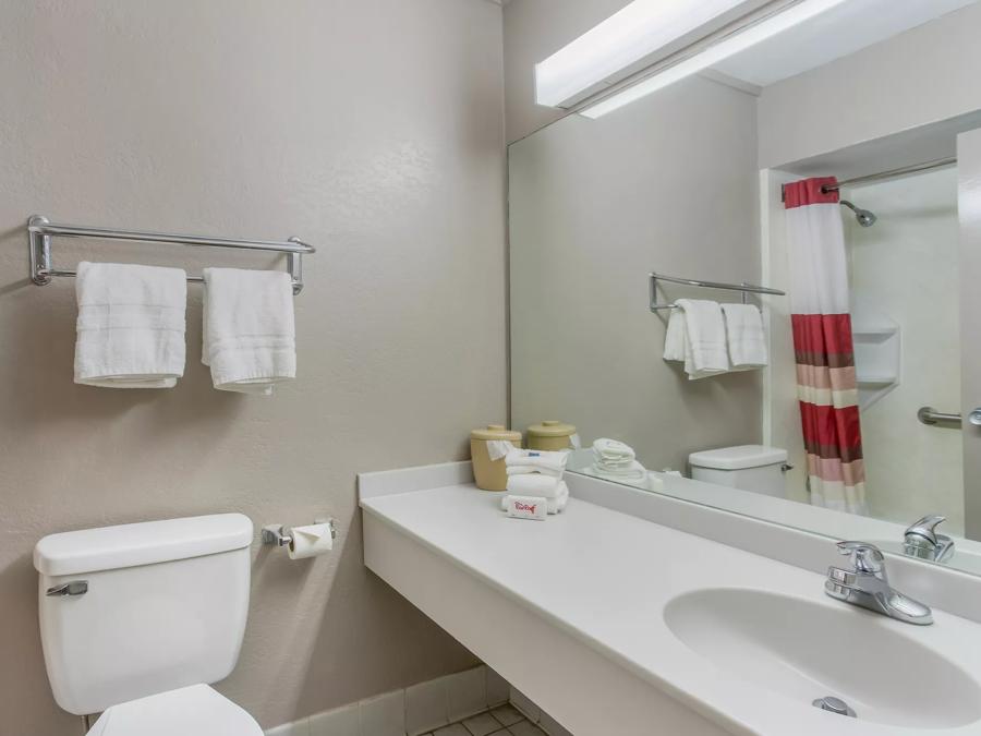 Red Roof Inn Meridian Superior King Interior Corridor Non-Smoking Bathroom Image