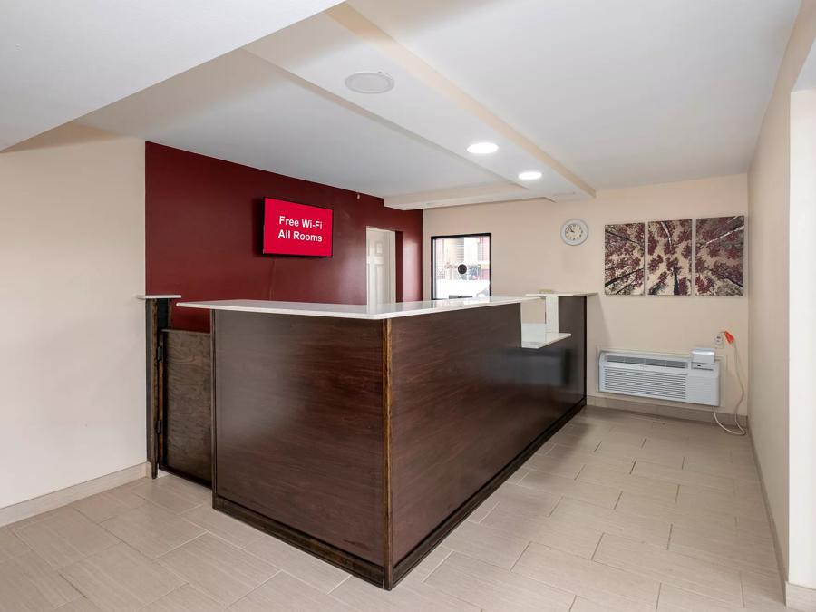 Red Roof Inn Fort Smith Downtown Front Desk Image