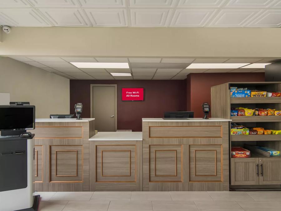 Red Roof Inn & Conference Center Chicago – N Aurora/ Naperville Front Desk