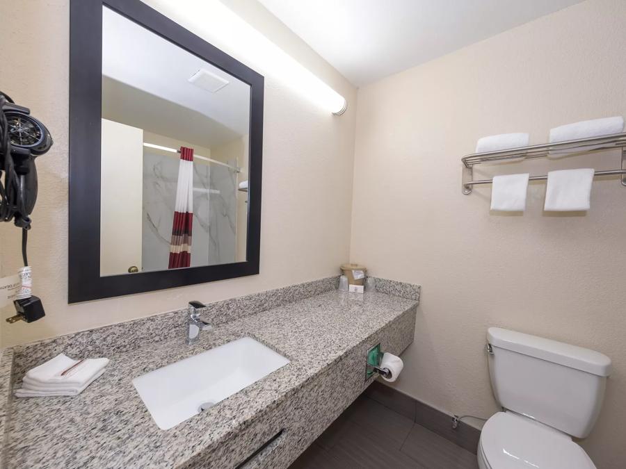Red Roof Inn Hillsville Superior King Smoke Free Bathroom Image