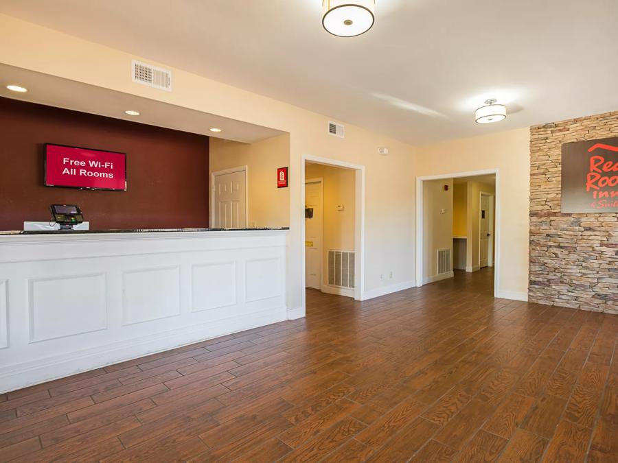 Red Roof Inn & Suites Scottsboro Front Desk Image