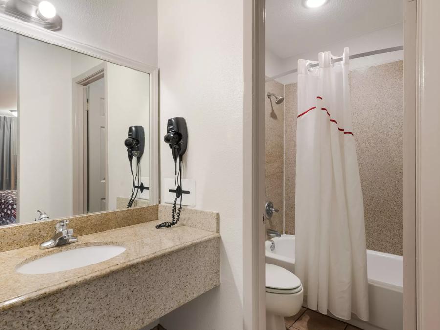 Red Roof Inn College Station Superior King Room Non-Smoking Bathroom Image