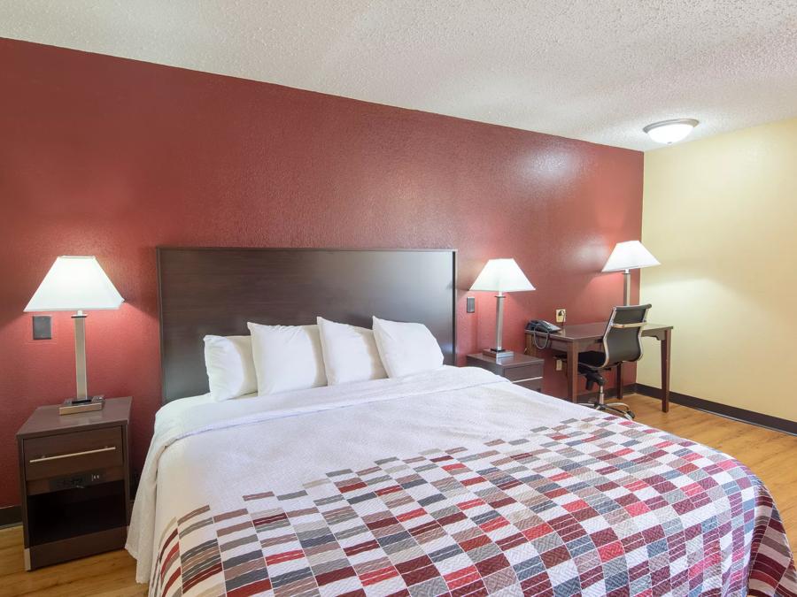 Red Roof Inn & Suites Indianapolis Airport Superior King Room Non-Smoking Image