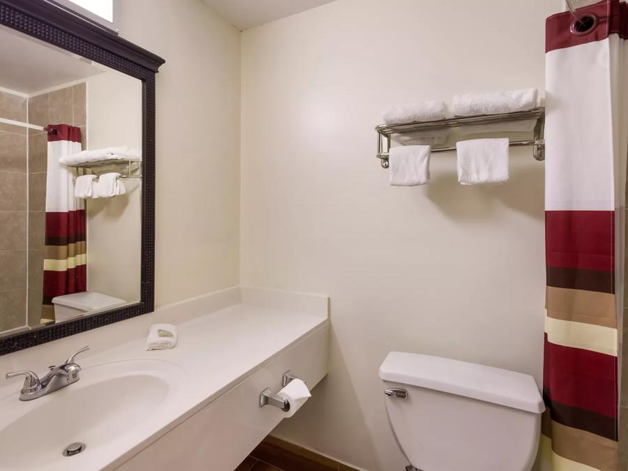 Red Roof Inn Crestview Superior King Non-Smoking Bathroom Image