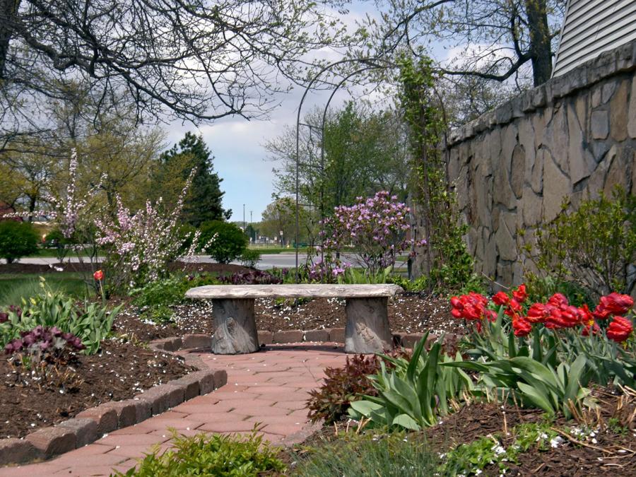 Red Roof Inn Elkhart Outdoor Sitting Area Image Details