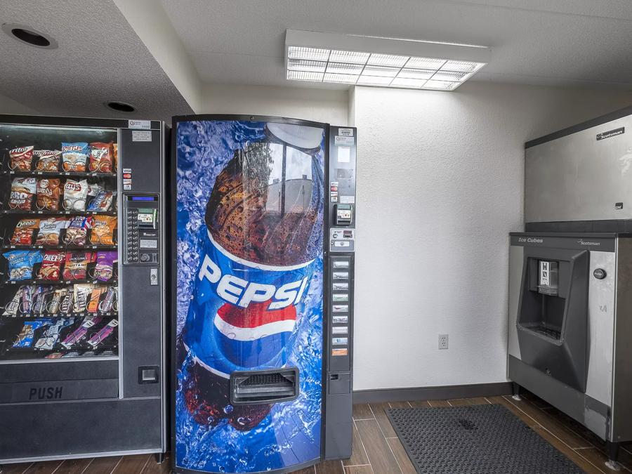 Red Roof Inn Toledo - Maumee Vending Image