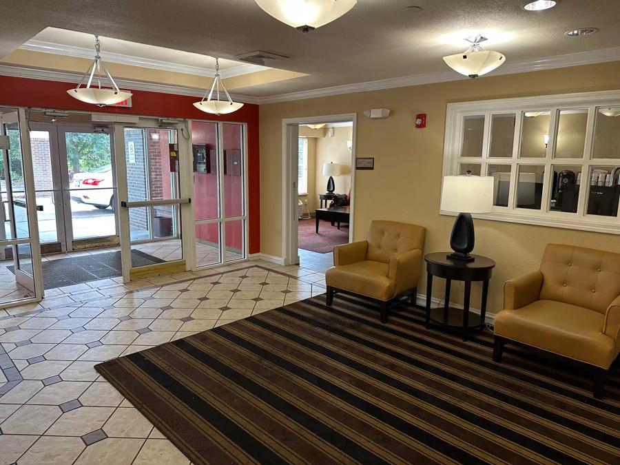 HomeTowne Studios Southfield Lobby Image