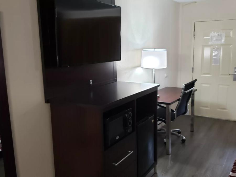 Red Roof Inn Kenner – New Orleans Airport NE Superior King Room Non-Smoking Amenities Image