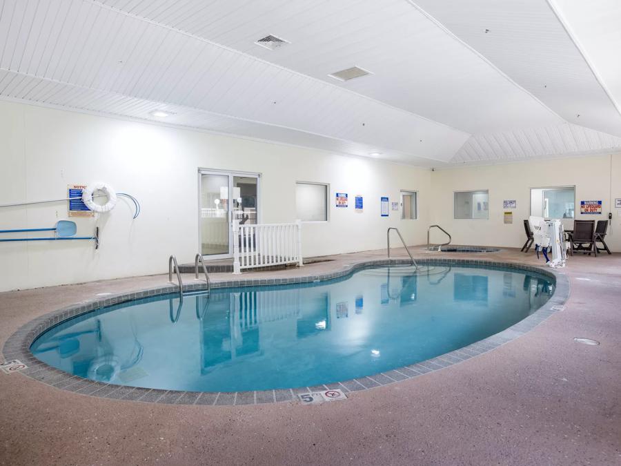 Red Roof PLUS+ & Suites Savannah - I-95 Outdoor Swimming Pool Image