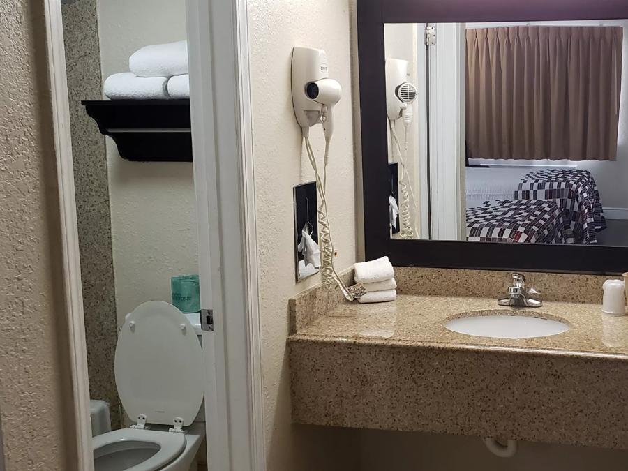 Red Roof Inn Kenner – New Orleans Airport NE Superior King Room Non-Smoking Bathroom Image